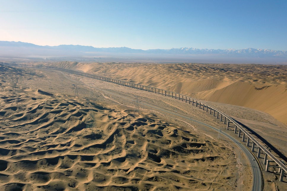 包兰铁路|我国首条沙漠铁路，全程990千米，还成为全球防沙教科书