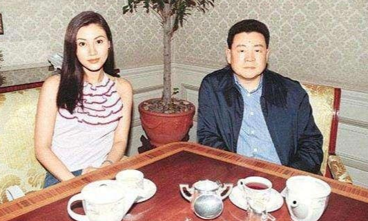 「李嘉欣」何鸿燊去世豪门争斗落幕，二房长女成赢家，但她撕李嘉欣时才叫狠