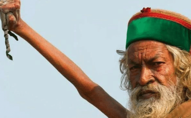 印度|还记得印度最牛苦行僧吗？单举右臂46年没放下过，他的现状如何了？