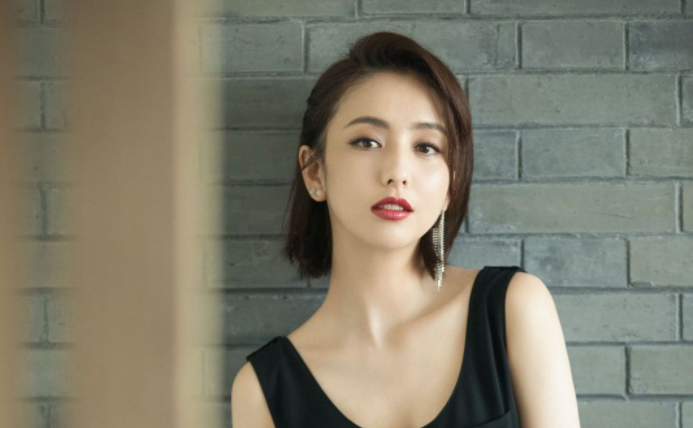 新疆维吾尔自治区|“新疆三美”现状如何？一?个等戏拍，一个被全网黑，只有她最红