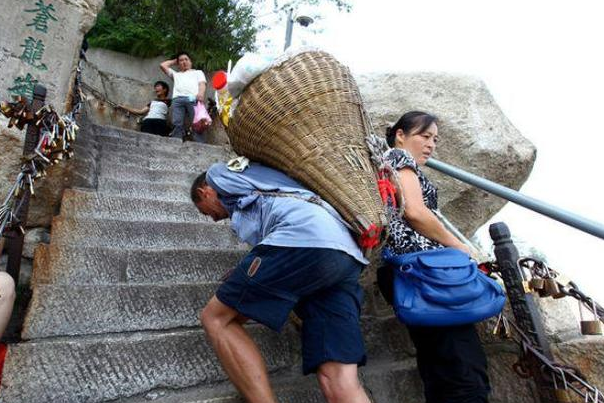 华山|为啥华山一瓶水卖11元却无人吐槽？看到景区门口的东西，游客：气瞬间消了
