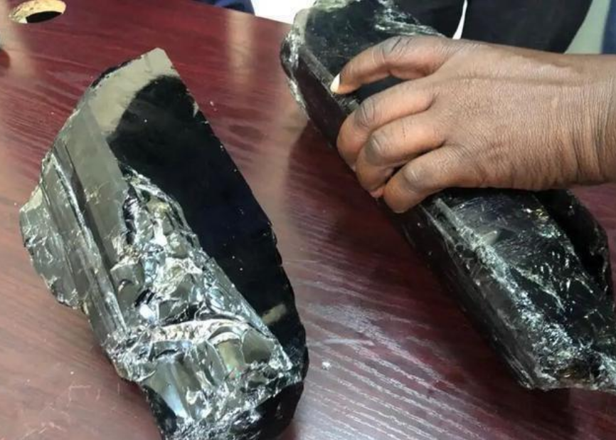 非洲|采矿业有多赚钱？非洲52岁矿工两月挖到6.3公斤宝石，成千万富翁