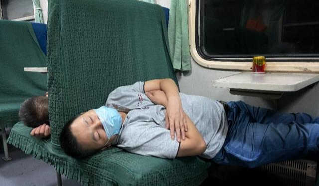 「暴雨」因暴雨被困列车上二十多小时，K9084列车上的众生相