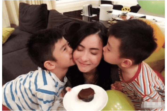 『张柏芝』40岁张柏芝前半生是“烈酒”，成三个孩子妈后，变为了“浓茶”！