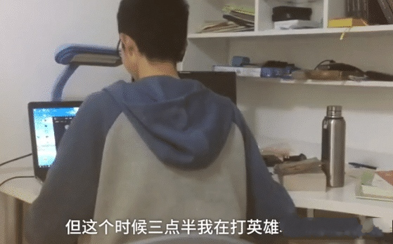 学霸|学霸高考稳上清华后打LOL，看到其段位后，网友直呼：惹不起！