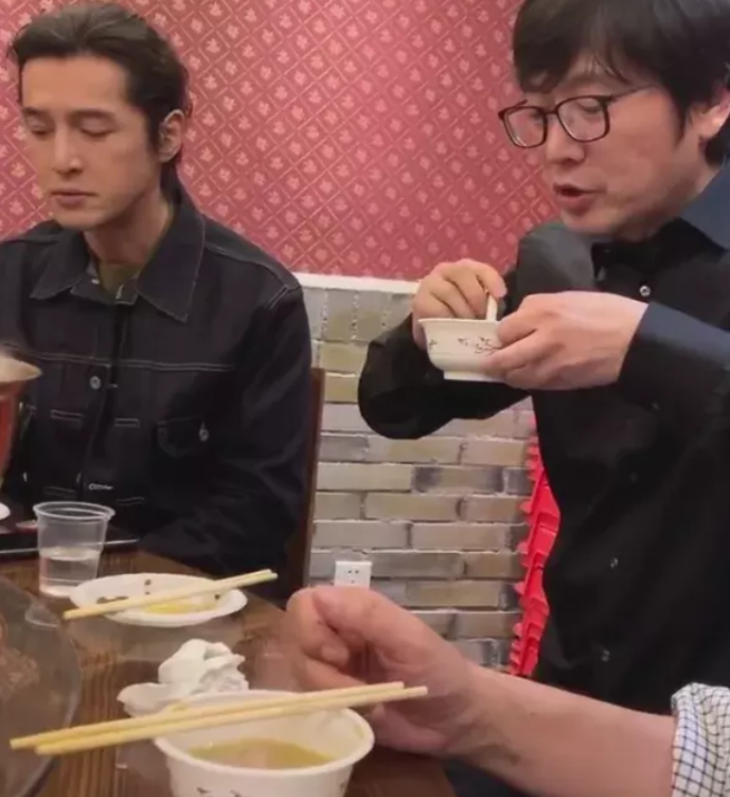 胡歌|38岁胡歌吃饭被偶遇，关掉了十级美颜，只看生图：他还是你的男神吗？