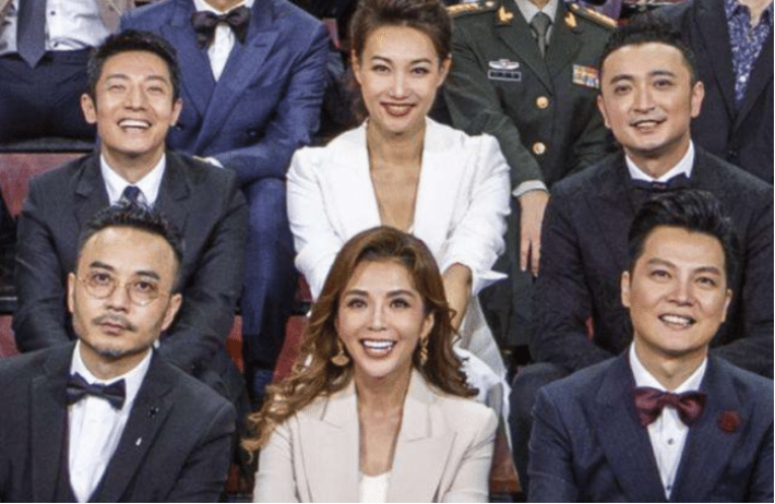 主持人|全国主持人齐聚央视大合影，董卿稳坐C位，撒贝宁地位不及汪涵