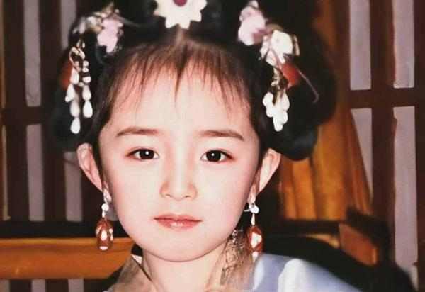 「迪丽热巴」郑爽的4岁，杨颖的4岁，杨幂的4岁，看到迪丽热巴：我能抱走吗！