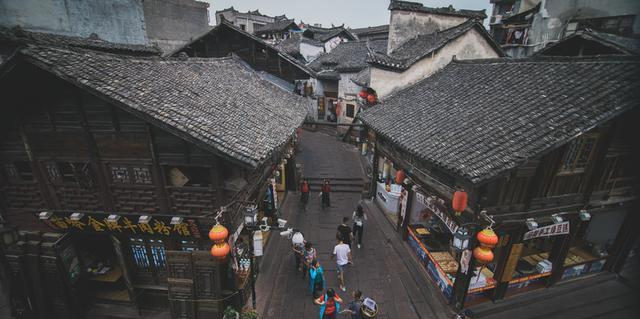 凤凰古城|凤凰古城“凉了”，国庆第一天景区游人寥寥可数，你还愿意去吗？