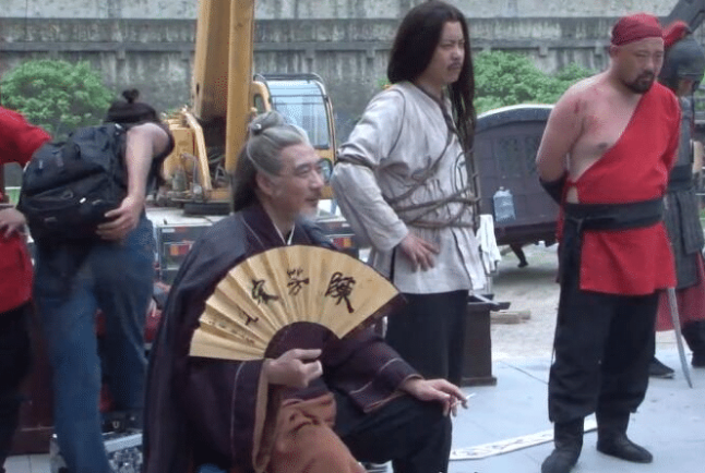 徐少强|娶小30岁娇妻的徐少强，满头白发还在四处拍戏，还要为10岁幼子打拼