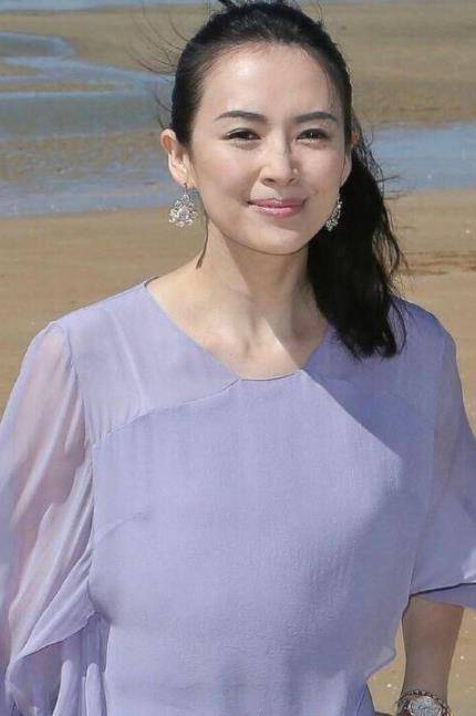 『章子怡』章子怡海滩照曝光，当镜头照到全身后，看到无修饰的腿，太真实了