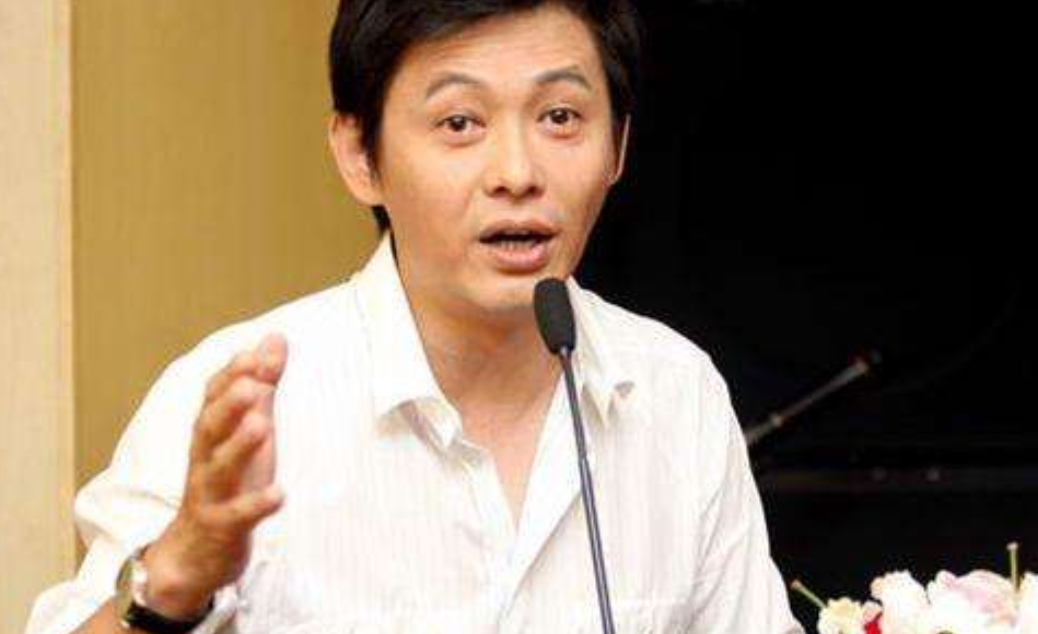 董卿|他与董卿同床共枕6年后离婚，主持过央视春晚，如今57岁帅气依旧