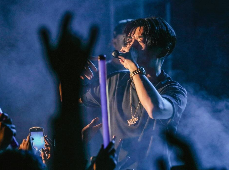 「满舒克」国内年轻的旋律说唱歌手，强大唱功吸粉无数，音乐节上不忘宠粉