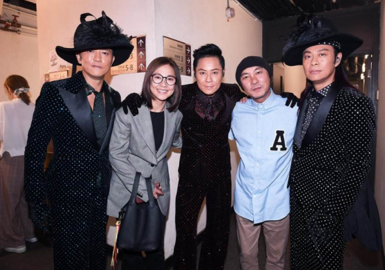 抖音：曾赢了黄家驹拿下金曲奖，如今靠抖音再度走红，网友：都成“神曲”了