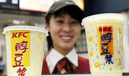 【】看完中国人吃肯德基，再看美国人吃肯德基，网友：差距不是一点点