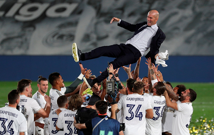 皇家马德里|皇马夺冠众生相！齐达内和拉莫斯相拥，贝尔欢呼，全队疯狂庆祝