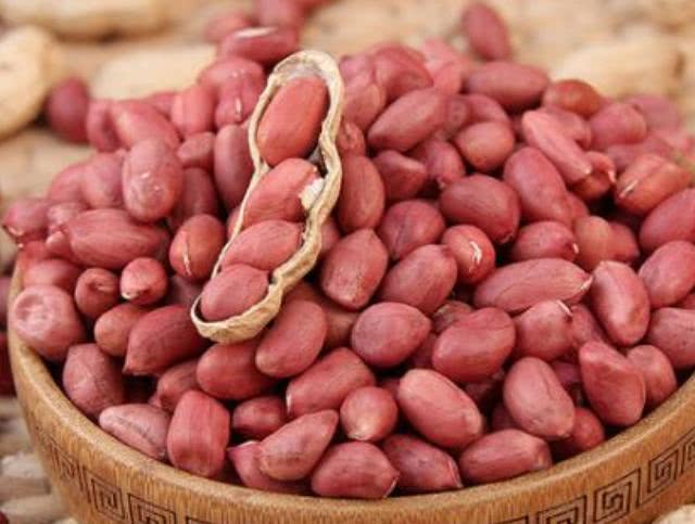 「花生」它比牛奶、鸡蛋更营养！每天没事吃几口，稳血糖护心脏！