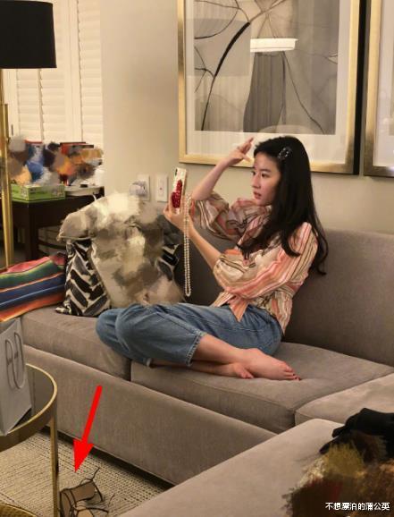 劉亦菲再現“直女角度”自拍，窩在沙發裡坐姿顯隨意，高跟鞋搶鏡-圖4