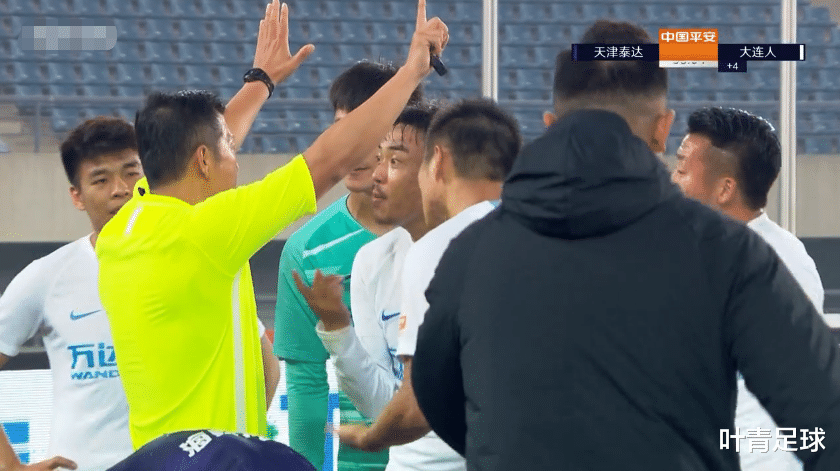 中超|疯狂！5分钟3红牌！中超大战爆发激烈冲突：推搡+报复+踢人