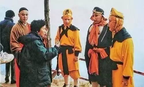 片场|女星片场在干啥?吴谨言接吻,老烟民杨颖在抽烟,看清赵丽颖网友:输了