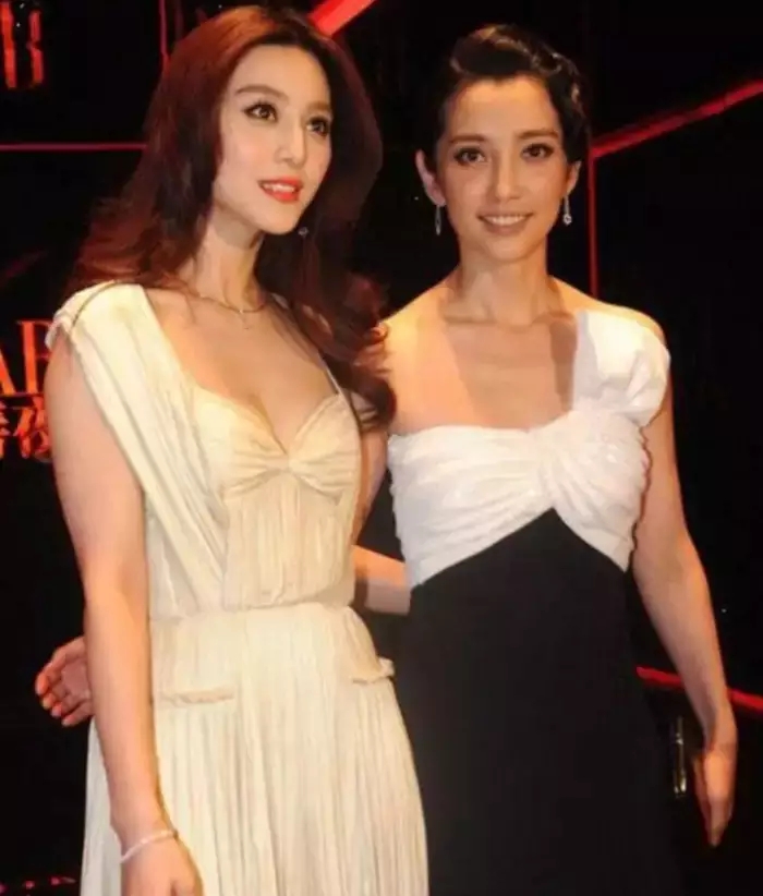 成龙：成龙当年和“双冰”喝酒照被扒， 在无美颜的年代，差距一目了然