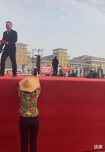 杜奕衡|73岁侯耀华现身收徒仪式，谈师徒之道引众嘲，网友：捞钱给徒弟买包