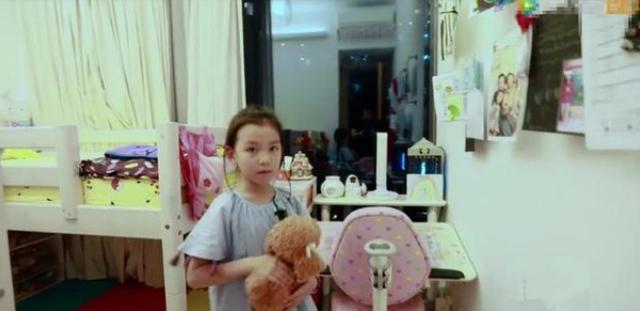 宿舍|参观蔡少芬在香港的家,女儿卧室像学校宿舍,两张双层床紧挨着放