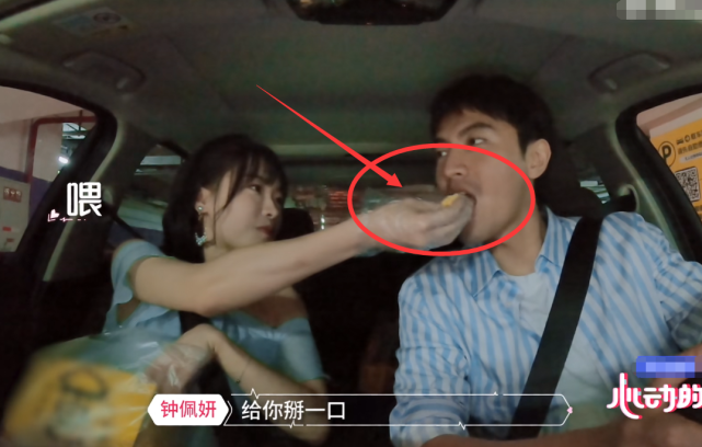 心动的信号|《心动的信号》女二用做嘬过的手套喂男二,男二反应,喜不喜欢很明显!