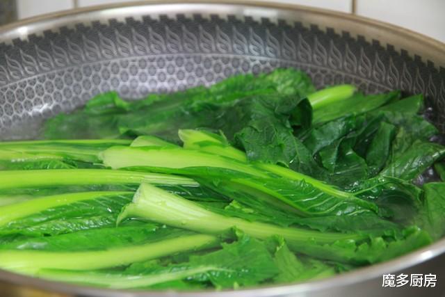 「水煎包」生包子用水煮，表面软嫩底部焦脆，做法简单，详细食谱分享