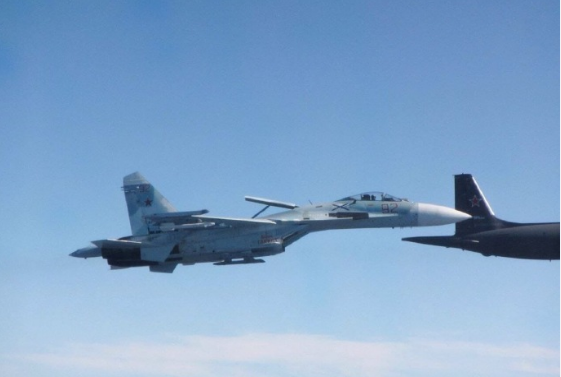 苏-27|海峡爆发大规模对峙,苏27成功咬尾对方战机,飞行员请求开火被拒