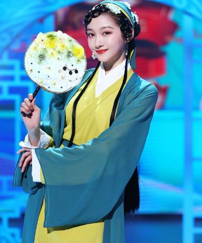 关晓彤：关晓彤青蛇造型被嘲更像潘金莲，细数七版“小青”，最经典的是她