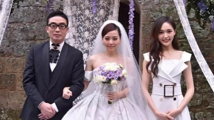 张靓颖|被冯珂当15年赚钱工具，如今张靓颖的“报复”堪称教科书级别