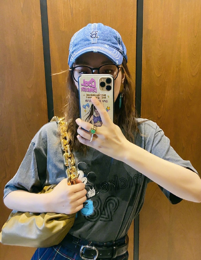 吴昕|吴昕瘦身成功后疯狂晒自拍，数套造型曝光，被赞越来越有女团味