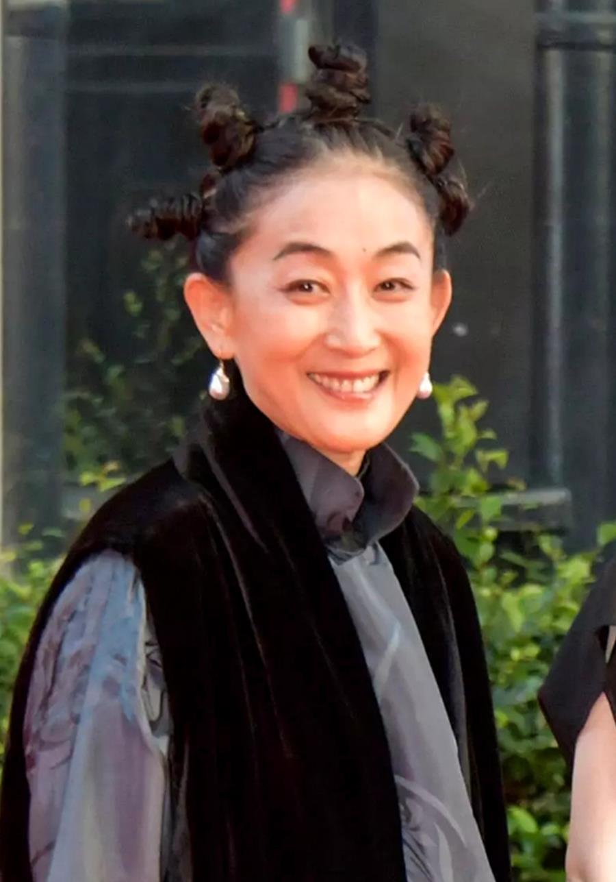 陈瑾：陈瑾越老越“作妖”？55岁还扎朝天揪，造型奇葩，老来依然可以俏