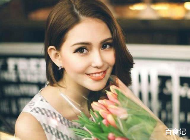 『昆凌』昆凌一直坚持化“欧美妆”，被导演强制要求卸妆后，素颜一言难尽