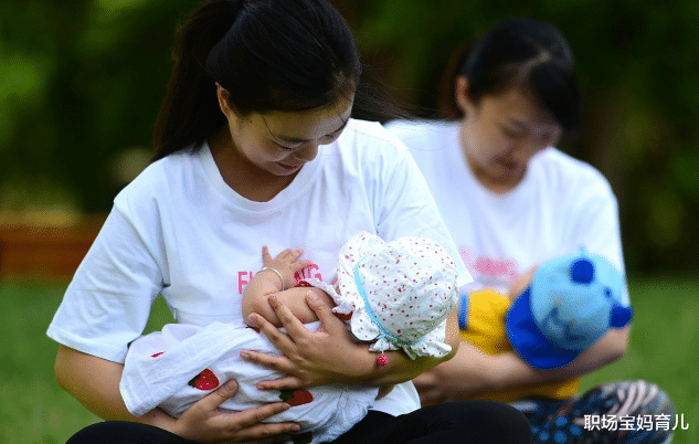 母乳喂养|妈妈倒立练瑜伽，1岁儿子爬过来“讨口粮”的画面，让宝爸很尴尬