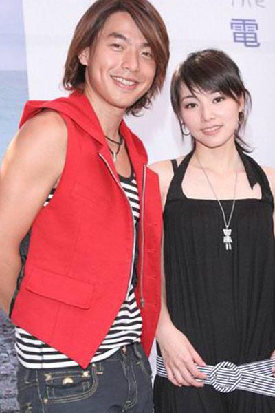 『陈怡蓉』陈怡蓉罕晒爱女正面照，母亲节收花超欣慰，唯一愿望盼其不长残