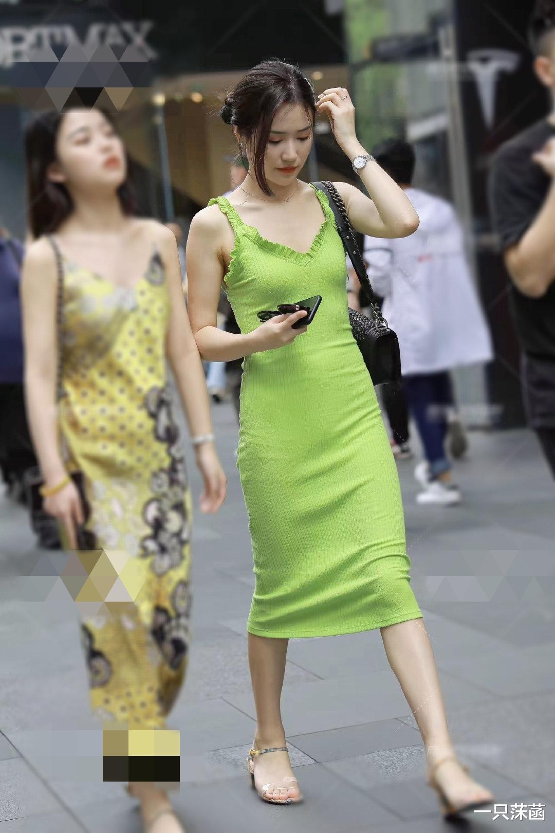 姐姐|姐姐逛街带厚妆，穿青绿修身裙配黑包，美得不像话