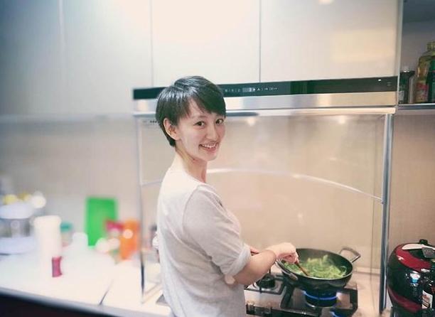 |带你看看李好住的豪宅,厨房炉灶旁还做防护罩,对老婆太贴心了