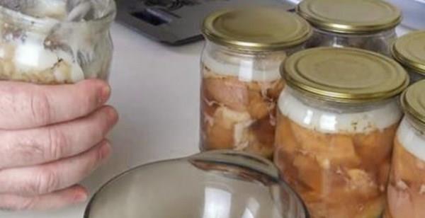 『』老外把8斤猪肉，切好放瓶子里，不加一滴水，半年后打开“懵”了