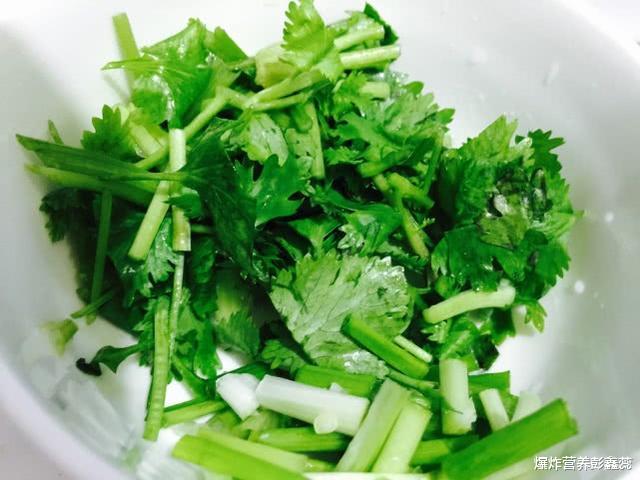 『维生素C』为什么很多人不喜欢吃香菜？聪明的人都会吃水煮香菜，有几大功效