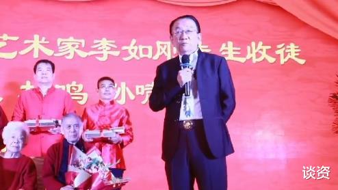 杜奕衡|73岁侯耀华现身收徒仪式，谈师徒之道引众嘲，网友：捞钱给徒弟买包