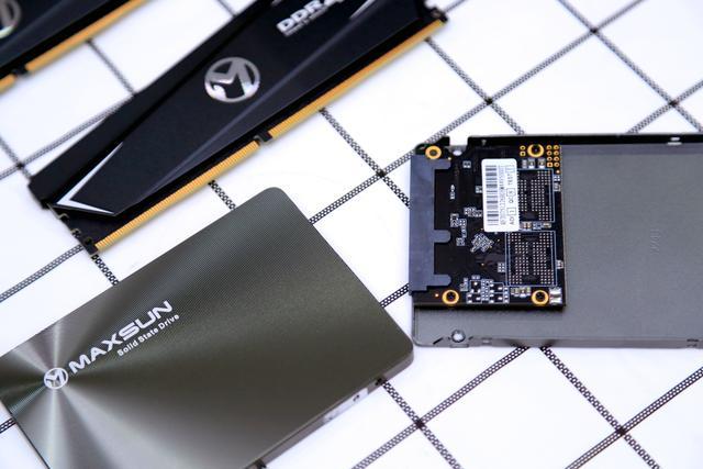 机箱|又一次小机箱的装机，这次来聊聊存储如何选