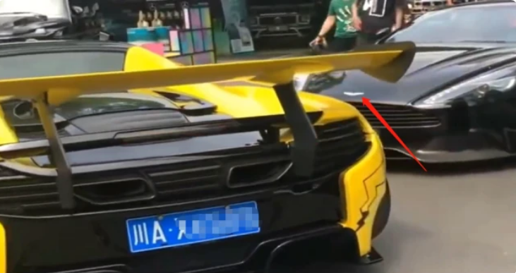 |左边车300万，右边车500万，小伙被夹中间：不走了还不行