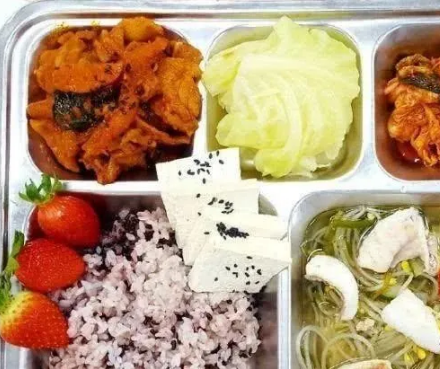 []各国学生的午餐有多精致？韩国VS日本，看到中国：你慢慢吃
