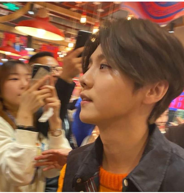 #鹿晗#鹿晗街头被路人抓拍，关掉10级滤镜后，终于理解关晓彤的审美！