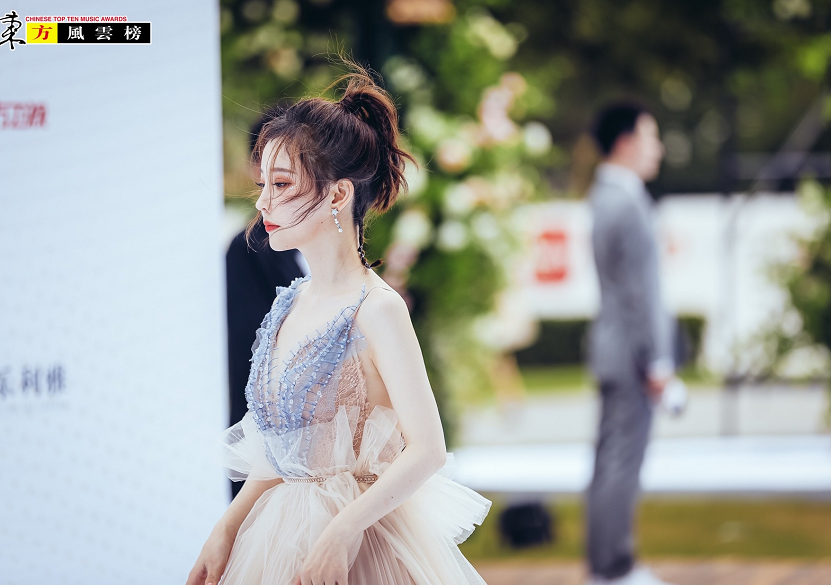 冯提莫|音乐节红毯来袭！冯提莫成焦点，网友：这后背不拔火罐可惜了！