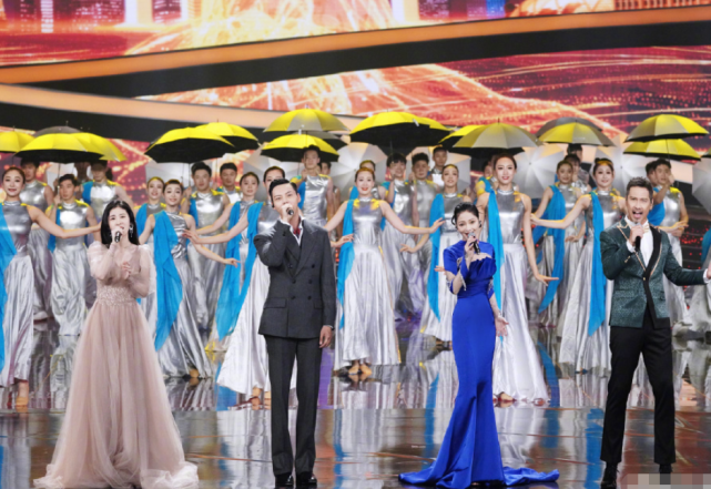 张韶涵|张韶涵献唱央视晚会喜提热搜第一，造型被网友调侃像瓶酒，这腰臀比绝了