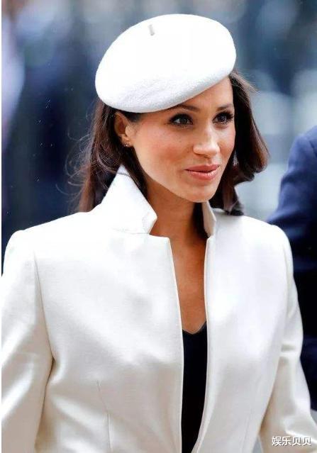 【撞衫】梅根久违现身！扎低马尾穿白色开衫显温柔，撞衫戴安娜美得不一样