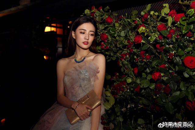 『发型』\披头发\还是\扎头发\好看？主要看这4个部位，脸型真不关键